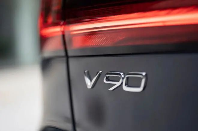 6-volvo-v90-recharge-t6-2020-uk-fd-rear-badge